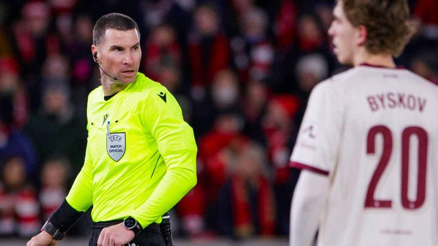 FCM-træner afviser straffespark: Dommer-beslutning skaber debat