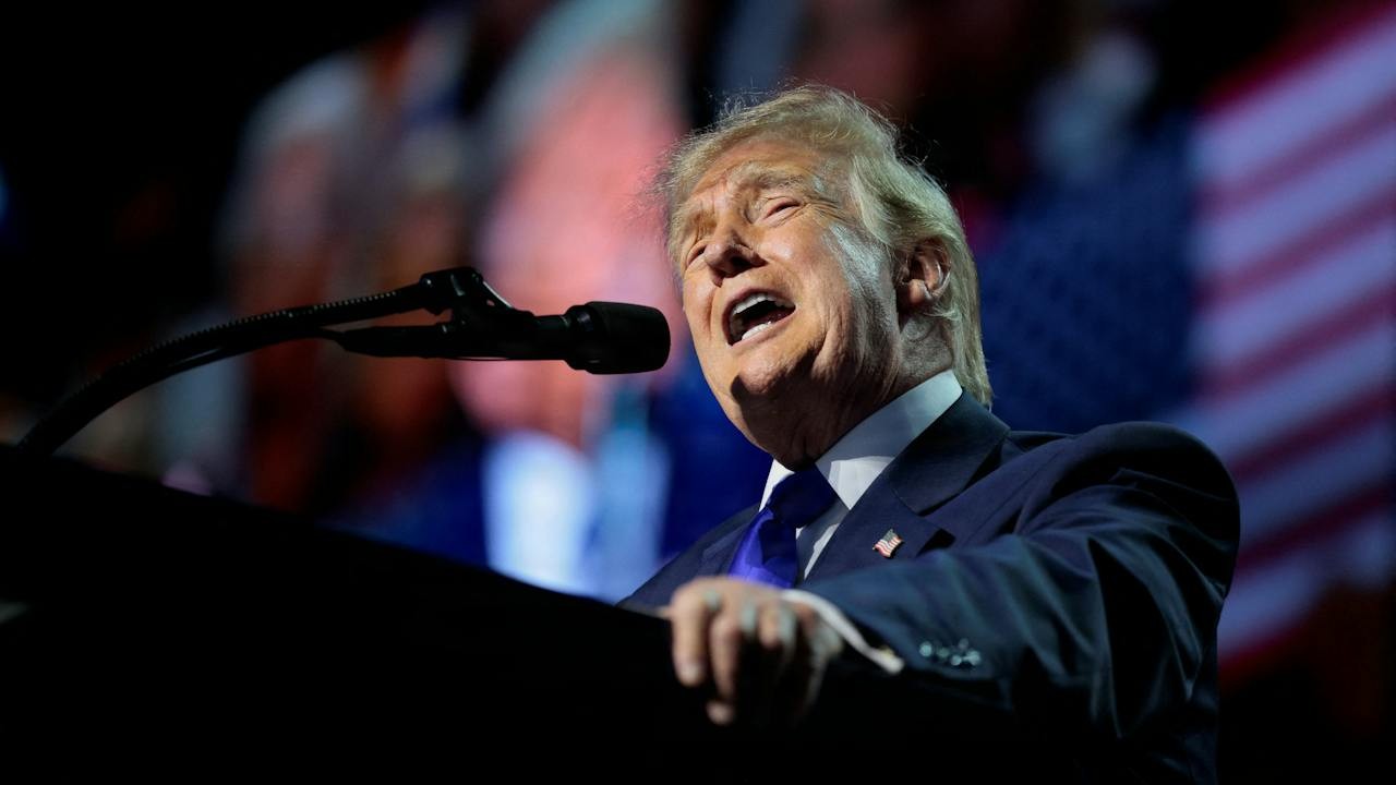 Trump lover 5.000 dollars til alle voksne amerikanere: Valgflæsk eller finanspolitik?