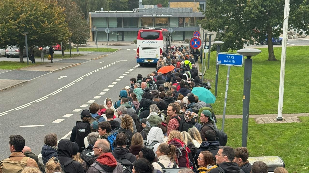 Kunderne forlader DSB: Punktligheden styrtdykker og busserne vokser