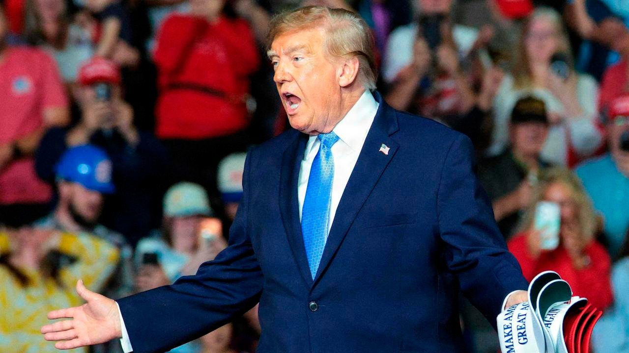 Trump raser mod Bill Maher i rekordlangt opslag på Truth Social